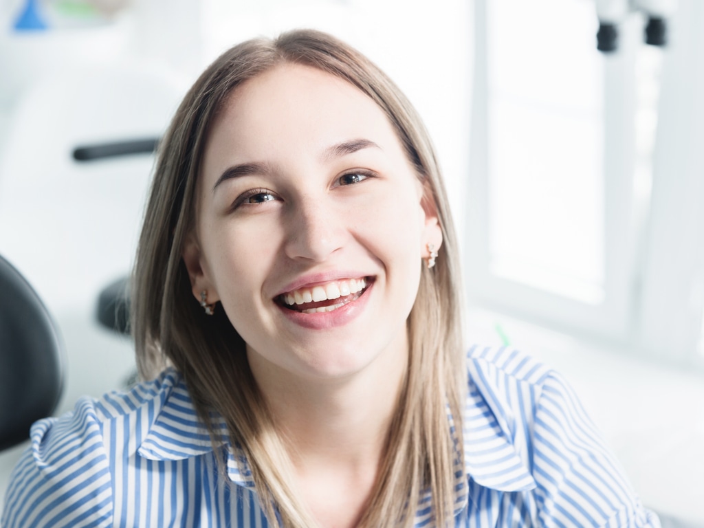 Patiente souriante au cabinet